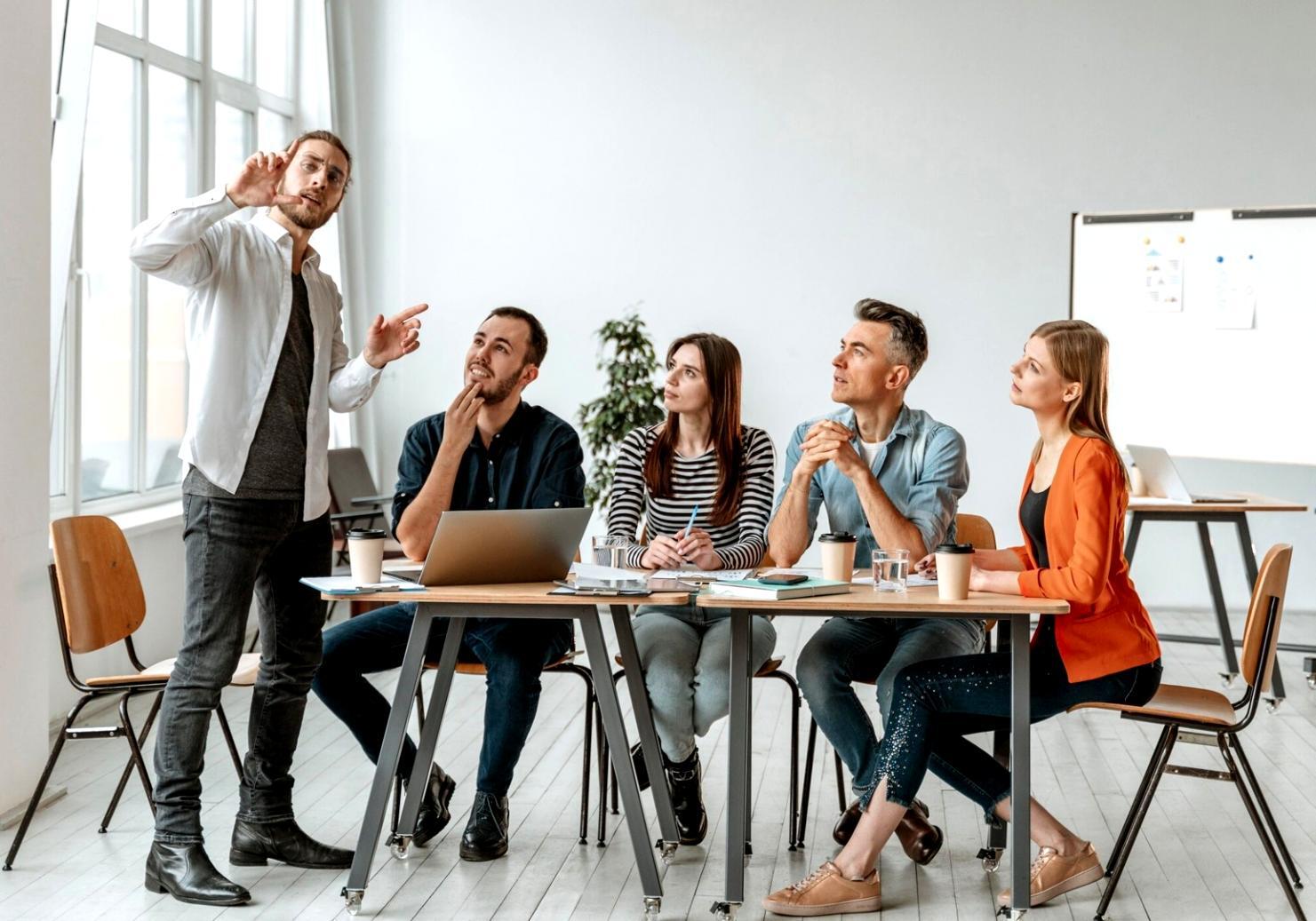 Espace de travail moderne avec graphiques financiers